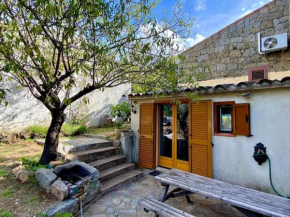Casa Jeannot typique Corse en pierre, de Samedi en Samedi, 2 pers, f2, 35 m2, jardin 60m2 vue montagne, parking